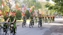 Cảnh sát khu vực Huế tuần tra bằng xe đạp