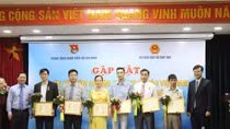 Trao kỷ niệm chương "Vì thế hệ trẻ" tặng cán bộ ngành giáo dục