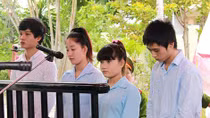 Nữ tiếp viên xin tha mạng vẫn bị ném xuống triền sông