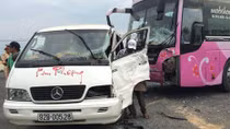 2 xe khách tông nhau trên QL1A, 8 người nhập viện