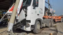 'Hung thần' container gây náo loạn quốc lộ 22