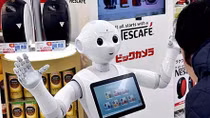 Người mua sắm được nhận diện gương mặt và robot phục vụ
