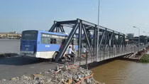 Nơm nớp lo khi đi trên cầu phao tạm