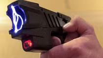 Xử phạt hành chính kẻ mang súng điện vào Việt Nam