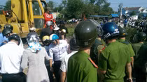 Dân ngăn mở rộng quốc lộ 1A do ghi nhầm thông tin trong sổ đỏ