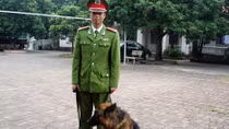 Người lính đam mê với nghề dạy chó nghiệp vụ