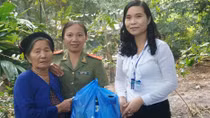 Ấm tình bà con nghèo xã Hưng Hòa