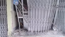 Đi nghỉ Tết, nhà bị ô tô đâm vỡ cửa