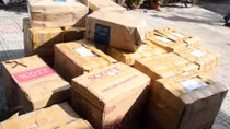 Tập kích điểm trung chuyển thu giữ hơn 60.000 bao thuốc lá lậu