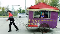 Đưa mẹ đến 10.000 điểm du lịch bằng... xe kéo