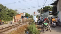 Đi làm cùng chồng, một phụ nữ bị tàu hỏa cán tử vong