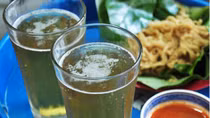 Cốc bia và bộ sách giáo khoa