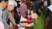 Hàng ngàn người đi làm chứng minh nhân dân sau Tết