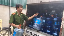 Dùng axit tẩy bình rồi đem bán nước lọc đóng chai