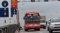 Nguy hiểm xe khách đón trả khách trên cầu Vĩnh Tuy, Hà Nội