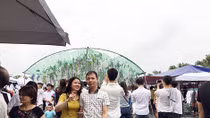 "Treo đầu dê, bán thịt chó" bằng "quảng cáo tận mây xanh"