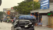 Xe tải đâm nát đuôi Mercedes tiền tỷ