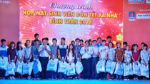 Tặng 2.000 phần quà cho sinh viên đón Tết xa nhà
