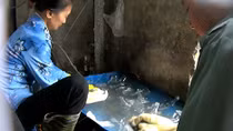 Hé lộ công nghệ làm rượu giả từ vựa ve chai lớn nhất Hà thành