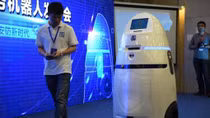 Robot cảnh sát tự quyết định bắt nghi phạm, phát hiện bom