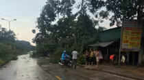 Mưa đá to bằng chén nước, hàng chục nhà tốc mái