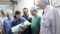 Hạnh phúc vỡ òa của đôi vợ chồng đầu tiên có con nhờ mang thai hộ