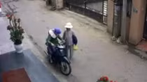 Camera ghi lại hình ảnh đối tượng ‘thôi miên’ trộm tiền cụ già 79 tuổi