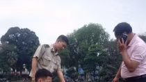 Ảo là nàng tiên cá, nam thanh niên “phơi mình” bên Tháp Rùa