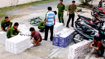 Tài xế chở 15.000 bao thuốc lá lậu bỏ trốn khi gặp Công an