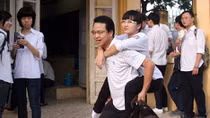 Chuyện của cô gái đi học trên lưng bố