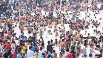 Biển người ở khu du lịch Đồ Sơn