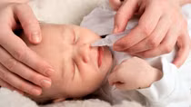 Bé 2 tuổi ngộ độc vì uống nhầm thuốc nhỏ mũi