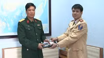 Cán bộ Công an nhặt được của rơi, trả lại người mất