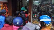 Người dân xếp hàng mua bánh chưng Tết