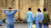 "Đập đá" phá… tương lai