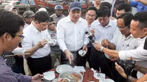 Lãnh đạo TP Đà Nẵng ăn cá biển, khuyến khích người tiêu dùng sử dụng hải sản