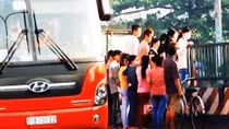 Công nhân băng ngang giỡn mặt tử thần