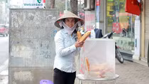 Tủ bánh mỳ miễn phí ấm áp cho người nghèo giữa thủ đô Hà Nội