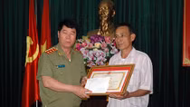 Truy tặng bằng khen của Bộ Công an cho Phó trưởng Công an xã hy sinh trong khi làm nhiệm vụ