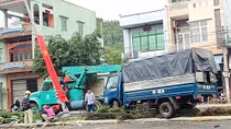 Xe trung tải vượt dải bê tông, đâm gãy trụ tải điện chiếu sáng