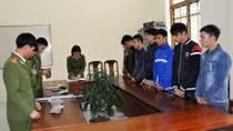 Bắt nhóm đối tượng gây ra hàng chục vụ ném kính xe ôtô
