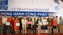 Trao giải Báo chí “Đồng hành cùng phát triển 2015”
