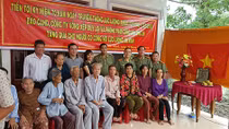 Tặng quà người có công và học sinh nghèo