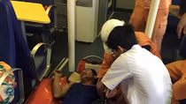Một ngư dân bị gãy chân khi đang lao động trên biển