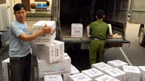 Tàu không biển kiểm soát chở gần 70 nghìn bao thuốc lá lậu