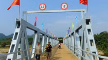 Niềm vui của đồng bào Cor với cầu mới bắc qua sông Kót