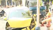 Né xe taxi ô tô tải tông 3 ông cháu