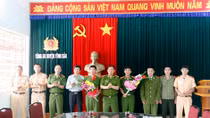 Khen thưởng Công an các đơn vị lập thành tích xuất sắc