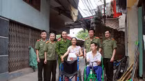 Bộ trưởng Tô Lâm tặng quà cho vợ chồng người bán chổi khuyết tật