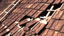 Nhà dân bị tốc mái nghi do máy bay cất cánh